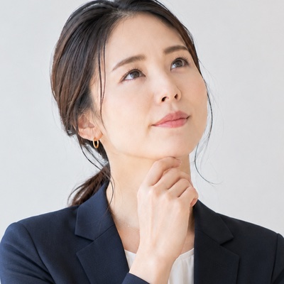 実家の片付けや売却の悩みを相談する女性